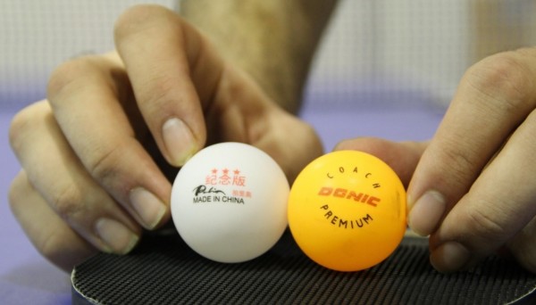 A gauche, la balle en plastique et à droite en celluloid